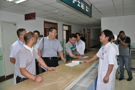 省衛(wèi)計(jì)委臨床外周血管介入二類(lèi)治療技術(shù)準(zhǔn)入審核專(zhuān)家組蒞臨集團(tuán)公司總醫(yī)院檢查指導(dǎo)工作