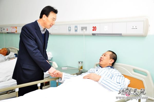 【殷殷關(guān)懷暖人心_深切厚望鼓干勁】集團(tuán)領(lǐng)導(dǎo)蒞臨我院看望慰問生病住院職工