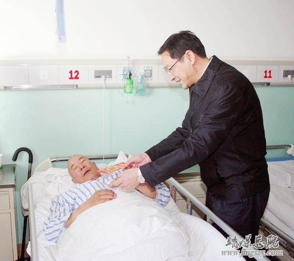 【殷殷關(guān)懷暖人心_深切厚望鼓干勁】集團(tuán)領(lǐng)導(dǎo)蒞臨我院看望慰問生病住院職工