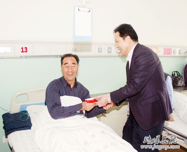 【殷殷關(guān)懷暖人心_深切厚望鼓干勁】集團(tuán)領(lǐng)導(dǎo)蒞臨我院看望慰問生病住院職工