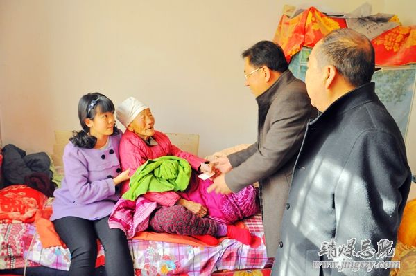 節前送溫暖___新春愛意濃_——總醫院開展節前慰問困難職工活動