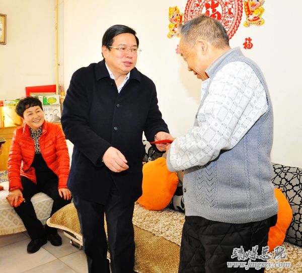 節前送溫暖___新春愛意濃_——總醫院開展節前慰問困難職工活動