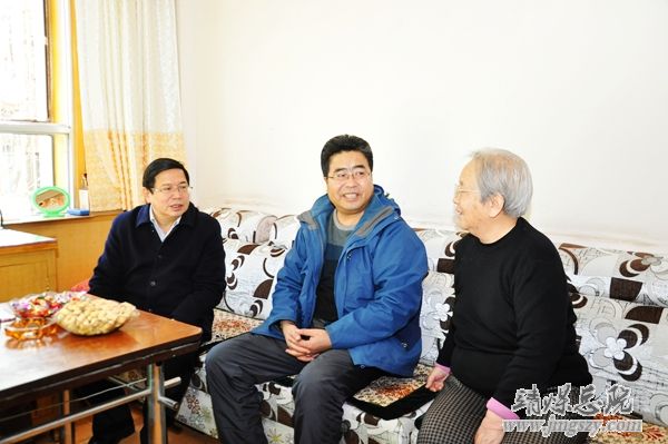 節前送溫暖___新春愛意濃_——總醫院開展節前慰問困難職工活動