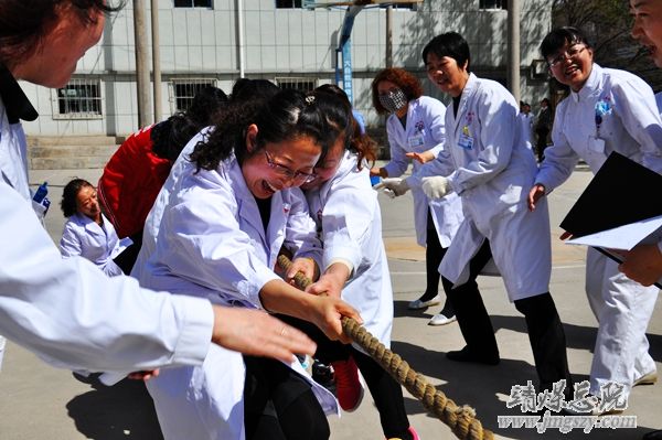 總醫院工會舉辦慶五一職工拔河比賽