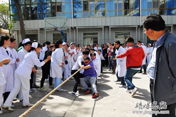 總醫院工會舉辦慶五一職工拔河比賽