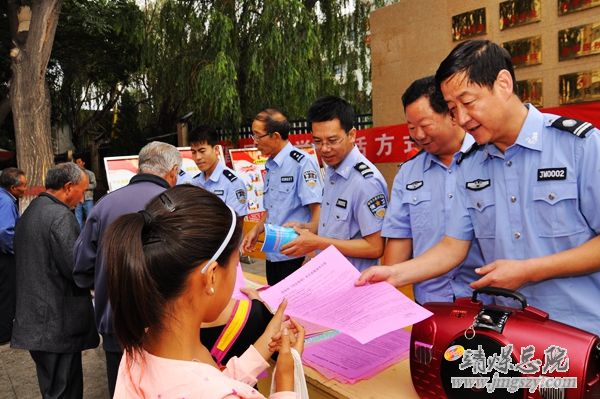 崇尚科學文明  依法治理邪教 ----集團公司在總醫院門口舉辦反邪教宣傳