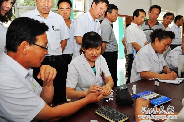 心連心情系職工健康體檢總醫(yī)院黨支部在行動(dòng)------總醫(yī)院內(nèi)科黨支部、紅會(huì)一礦醫(yī)院黨支部在開展職工健康體檢活動(dòng)