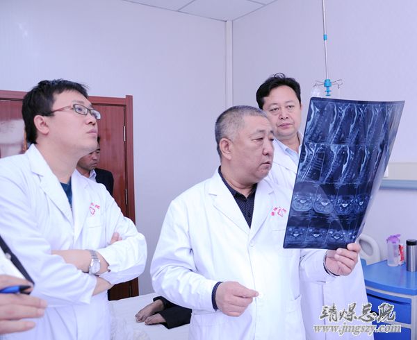 甘肅省疼痛學(xué)會(huì)主任委員王文沛、副主任委員郭健來(lái)總醫(yī)院義診教學(xué)