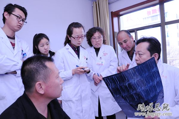 甘肅省疼痛學(xué)會(huì)主任委員王文沛、副主任委員郭健來(lái)總醫(yī)院義診教學(xué)