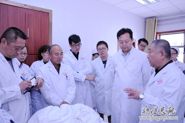 甘肅省疼痛學(xué)會(huì)主任委員王文沛、副主任委員郭健來(lái)總醫(yī)院義診教學(xué)
