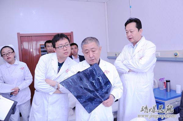 甘肅省疼痛學(xué)會(huì)主任委員王文沛、副主任委員郭健來(lái)總醫(yī)院義診教學(xué)