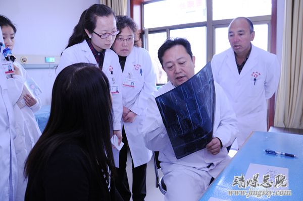 甘肅省疼痛學(xué)會(huì)主任委員王文沛、副主任委員郭健來(lái)總醫(yī)院義診教學(xué)
