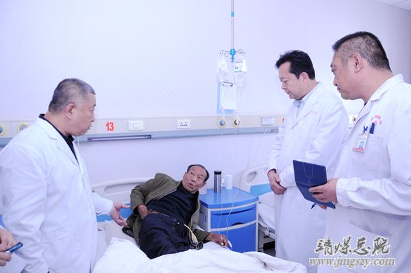 甘肅省疼痛學(xué)會(huì)主任委員王文沛、副主任委員郭健來(lái)總醫(yī)院義診教學(xué)