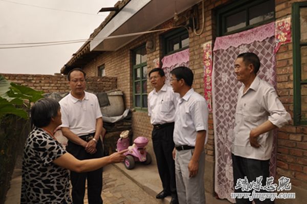 集團公司副總張世俊走訪慰問總醫院困難老黨員