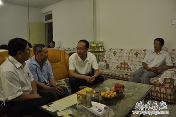 集團公司副總張世俊走訪慰問總醫院困難老黨員