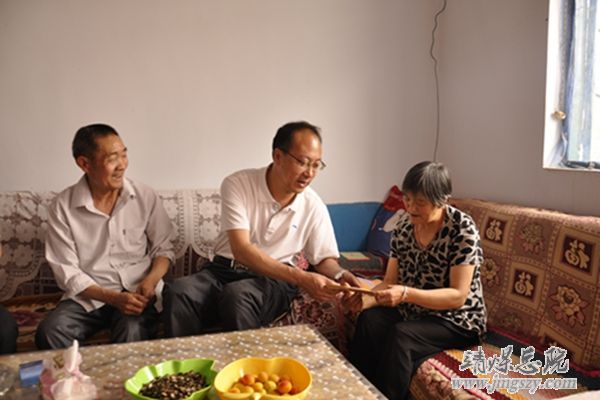 集團公司副總張世俊走訪慰問總醫院困難老黨員