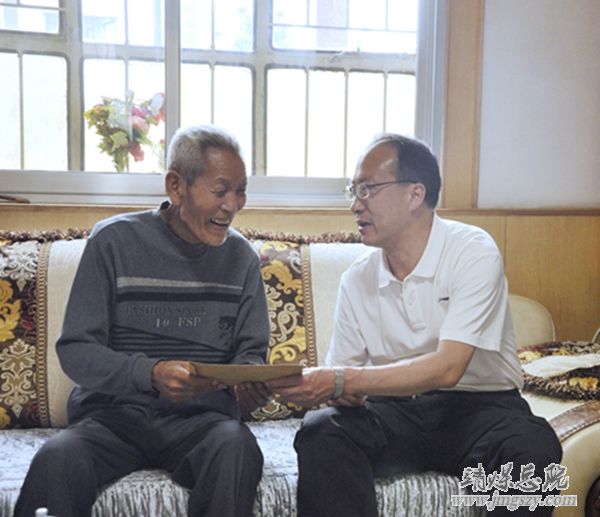 集團公司副總張世俊走訪慰問總醫院困難老黨員
