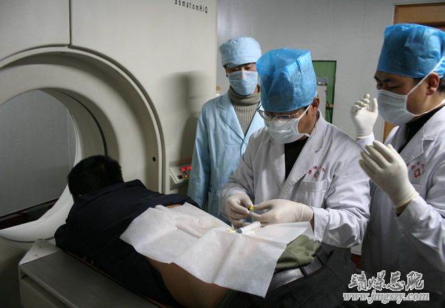 靖煤公司總院在CT下進(jìn)行椎間盤臭氧分子消融術(shù)